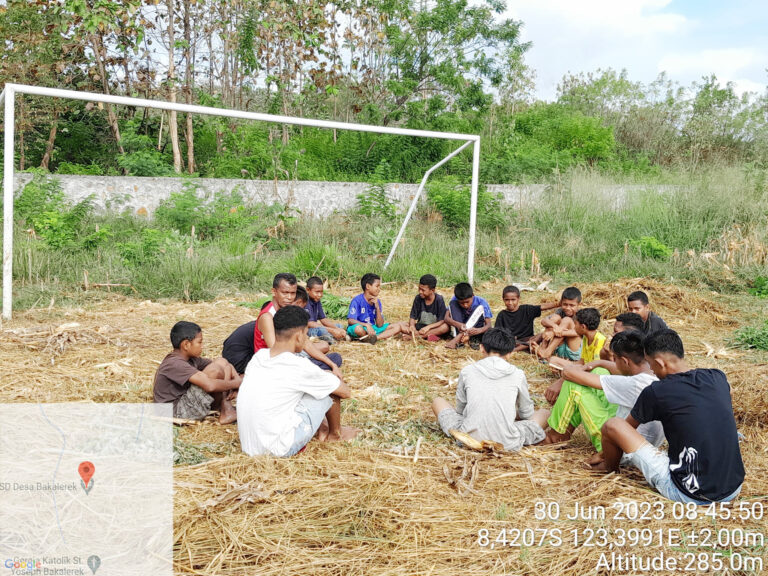 Gunakan Waktu Libur, Bersikan Lapangan dan Dirikan Sekolah Sepak Bola TRITONA FC Bakalerek.
